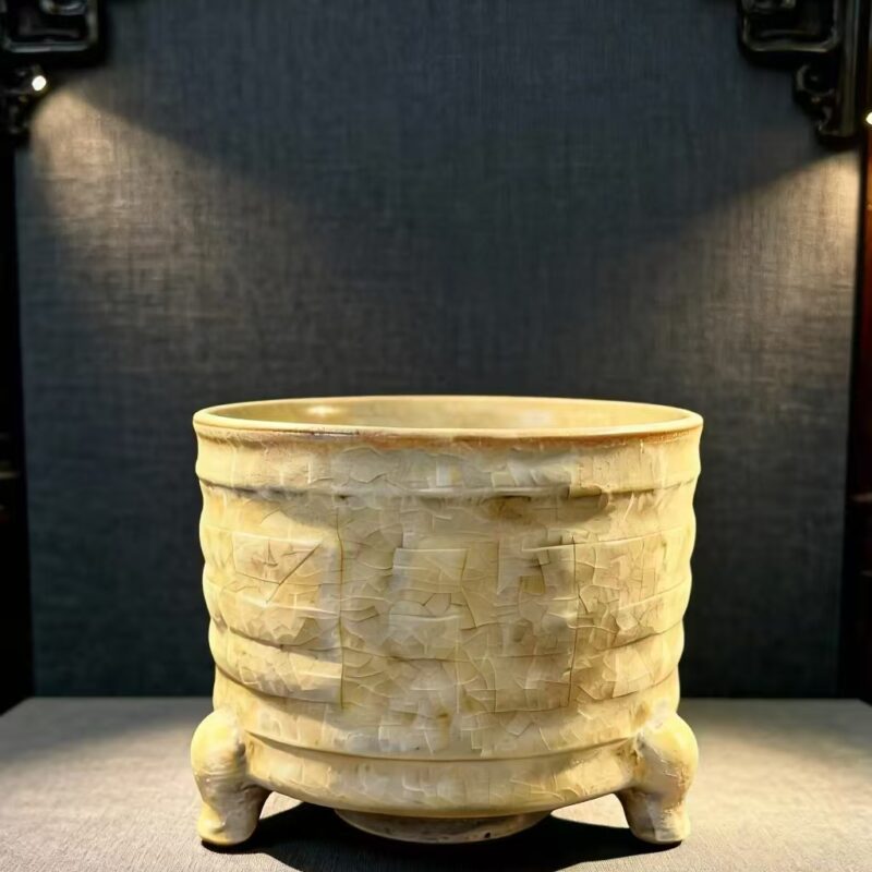 龙泉窑米黄釉八卦纹三足筒式炉