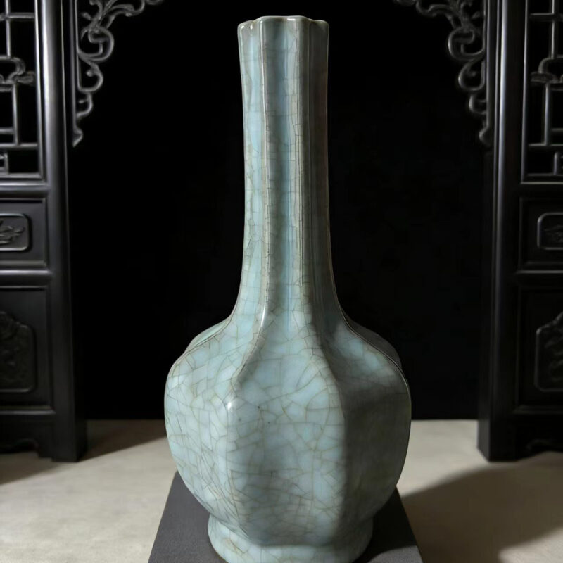 南宋官窑青釉八方长颈瓶